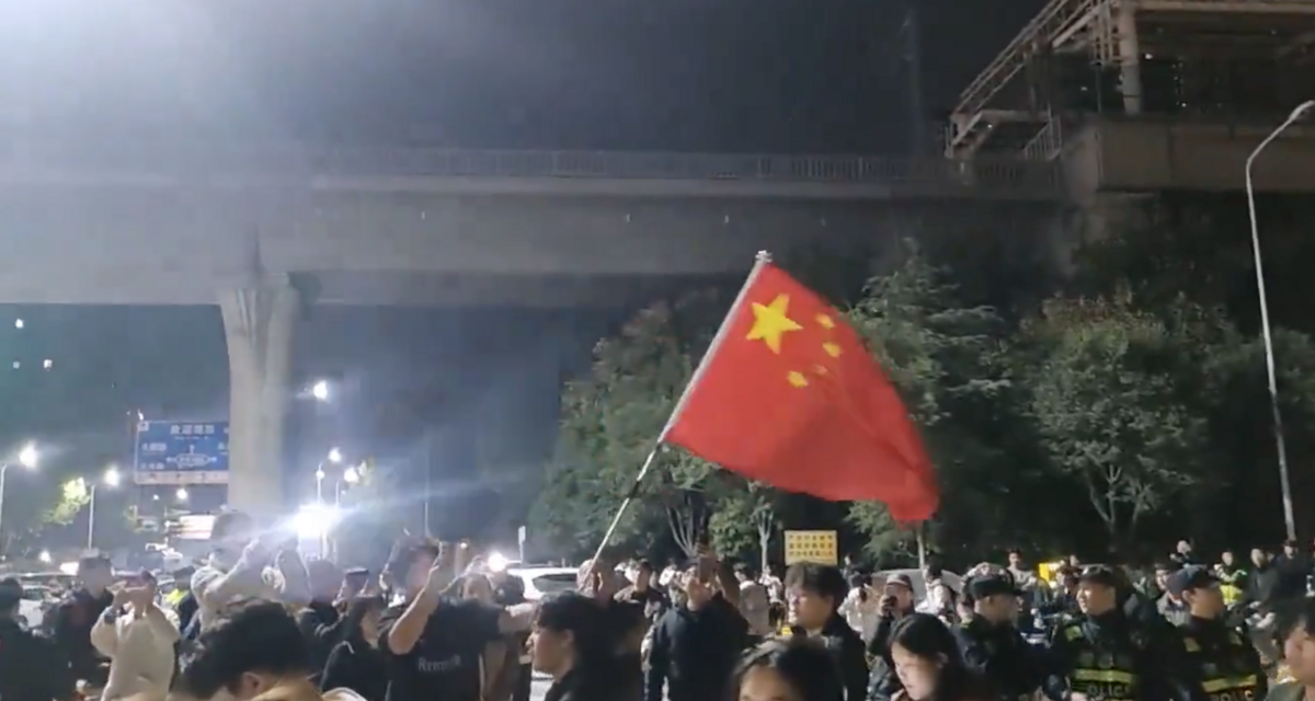 圖為參與夜騎民眾高舉五星旗。 圖：李老師不是你老師Ｘ