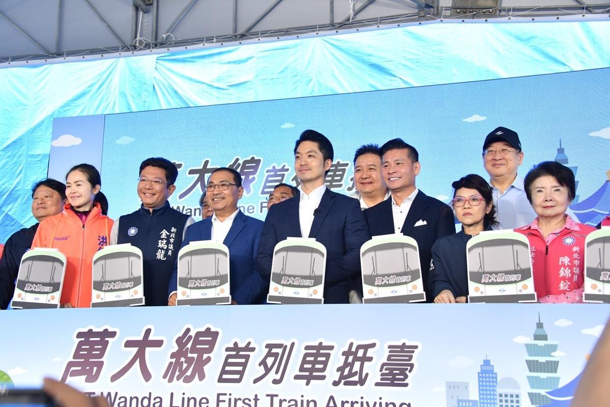 萬大線首班列車亮相，台北市長蔣萬安及新北市長侯友宜一同出席揭幕，預計2027年萬大中和線就能順利通車。 圖：台北市政府/提供