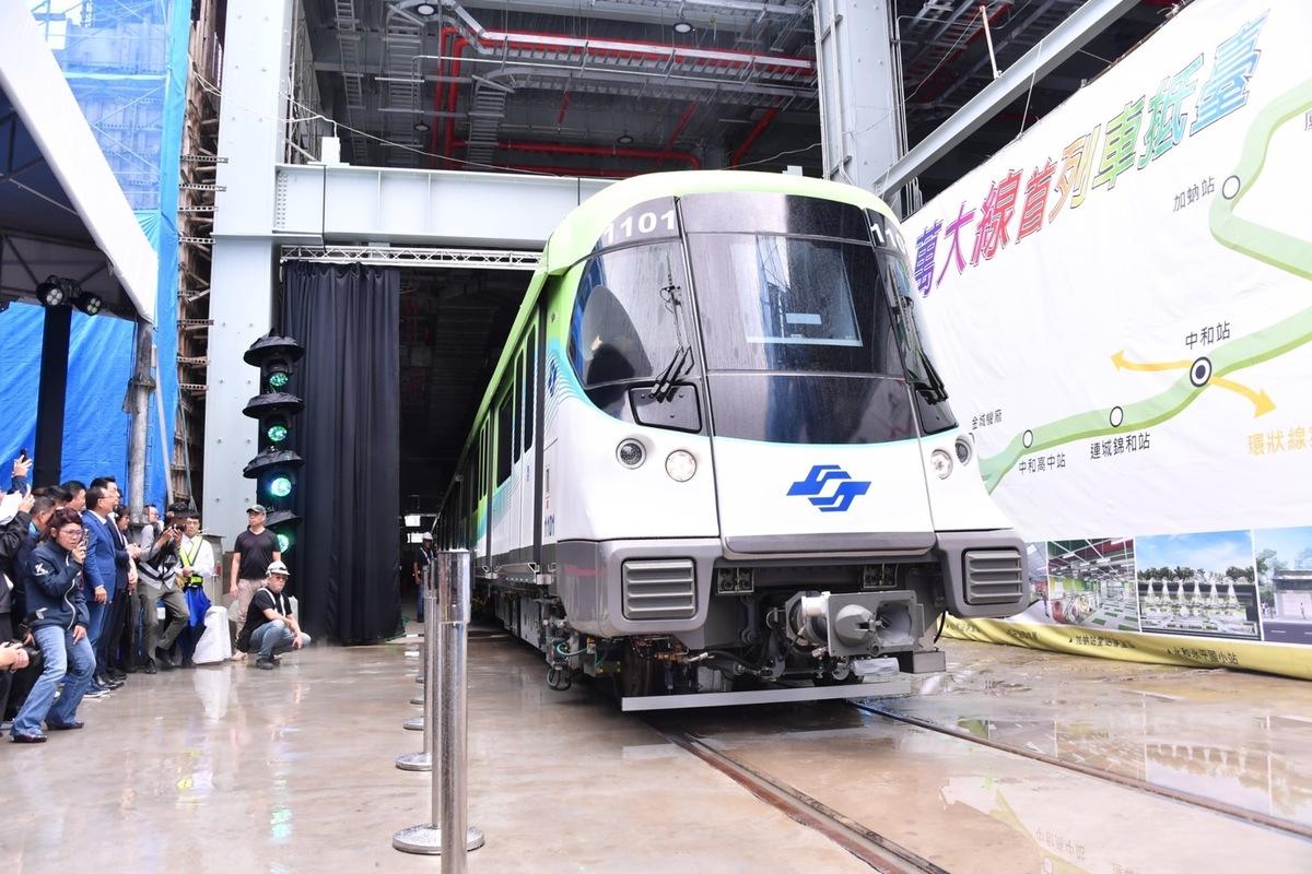 萬大線首列電聯車從巴西遠洋歷經1萬8千公里，今日首度亮相。 圖：台北市政府/提供