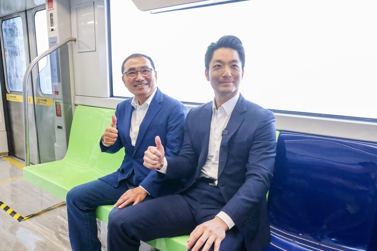 蔣萬安、侯友宜體驗乘坐最新的萬大線通勤電車。 圖：新北市政府/提供