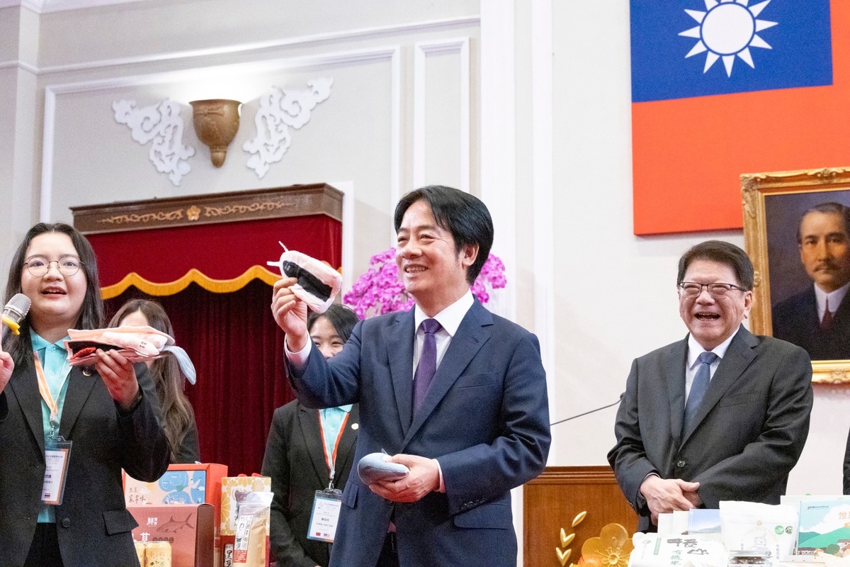 總統賴清德與農青大使凃欣儀一同拆解虱目魚娃娃，逐一介紹台南早餐菜色。 圖：總統府提供