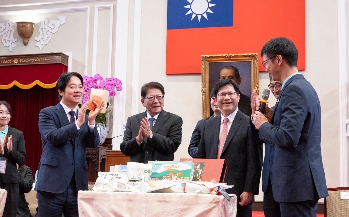 林佳龍偕國際青年大使赴總統府 賴清德肯定：用熱忱把台灣軟實力延伸世界