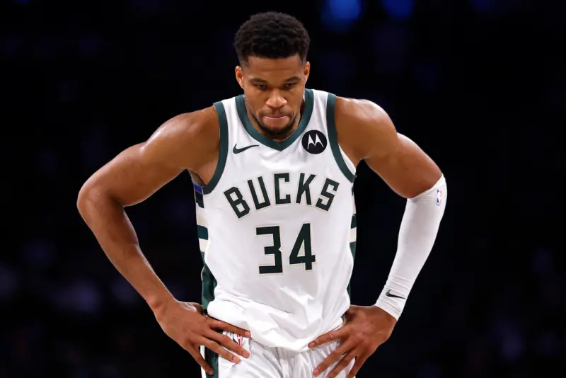 ▲密爾瓦基公鹿頭號球星「字母哥」Giannis Antetokounmpo「墊腳」，害塞爾提克一哥Jayson Tatum扭傷腳。（圖／美聯社／達志影像）