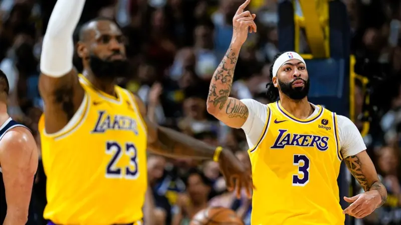 ▲「AD」Anthony Davis(右)與「老詹」LeBron James今天在出戰暴龍的比賽中，接連遭到暴龍中鋒Jakob Poeltl的襲擊，當下都痛到倒地不起。（圖／美聯社／達志影像）