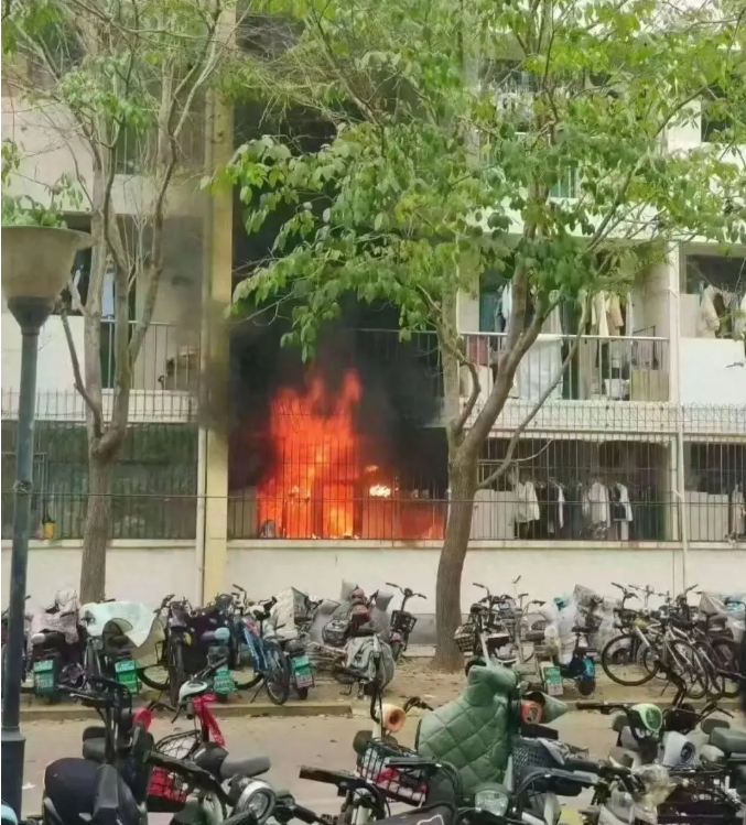 齊魯工業大學一宿舍發生火災，宿管員第一個逃跑，學生被閘機堵在宿舍，只能一個個刷臉出去，一樓窗戶被鎖無法打開，有學生一氧化碳中毒。 圖 : 翻攝自騰訊網
