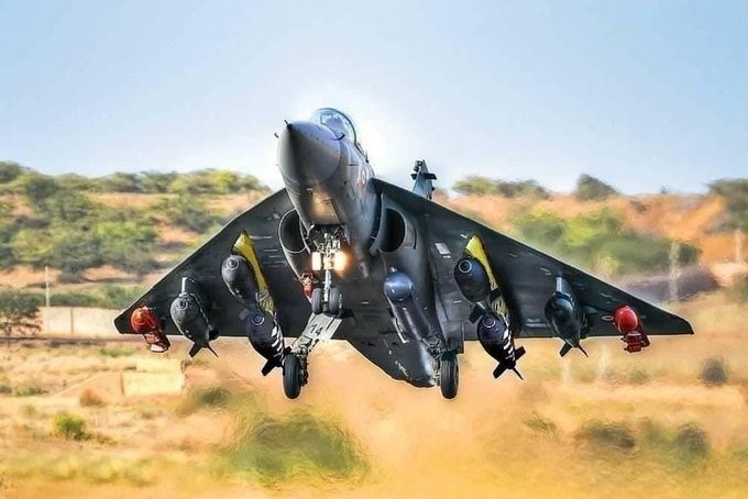 2024 年對於印度空軍而言無疑充滿體站，印度斯坦航空有限公司 ( HAL ) 在交付光輝 ( Tejas ) Mk-1A 戰機上遭遇重大障礙，原計畫交付的 18 架戰機現僅能提供 2 架，嚴重影響了空軍的現代化計畫。 圖:擷自 X帳號@Ray70409890