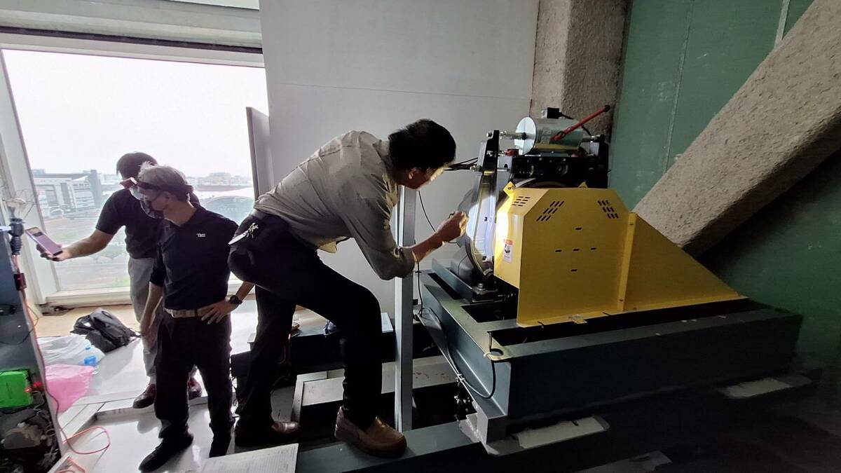 高市工務局會同公會電梯檢查員至現場勘查。 圖：高雄市工務局/提供