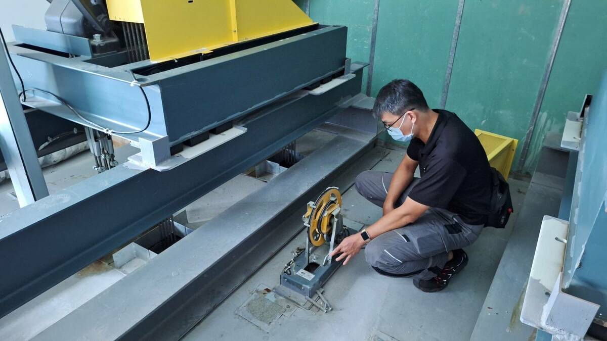 高市工務局會同公會電梯檢查員至現場勘查。 圖：高雄市工務局/提供