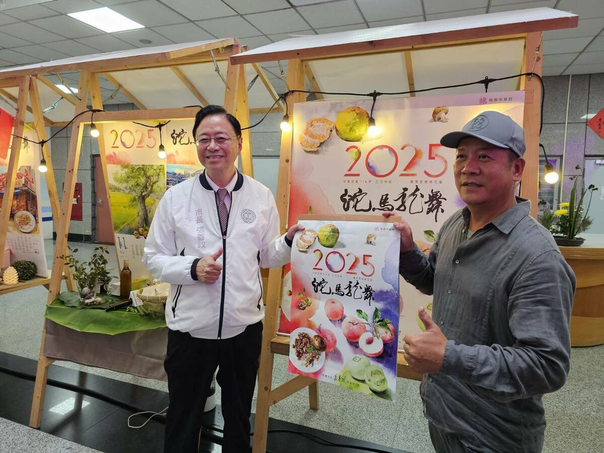 「2025桃園農產月曆」由葛來美獎得主蕭青陽（右）操刀設計，號召20多位藝術家透過畫作記錄桃園的農業及景觀之美。 圖：林昀真/攝