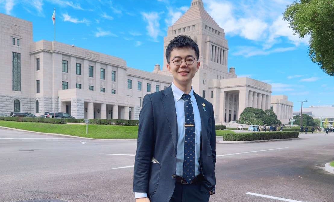 張博洋在日本國會前留影。 圖：台灣基進高雄黨部提供
