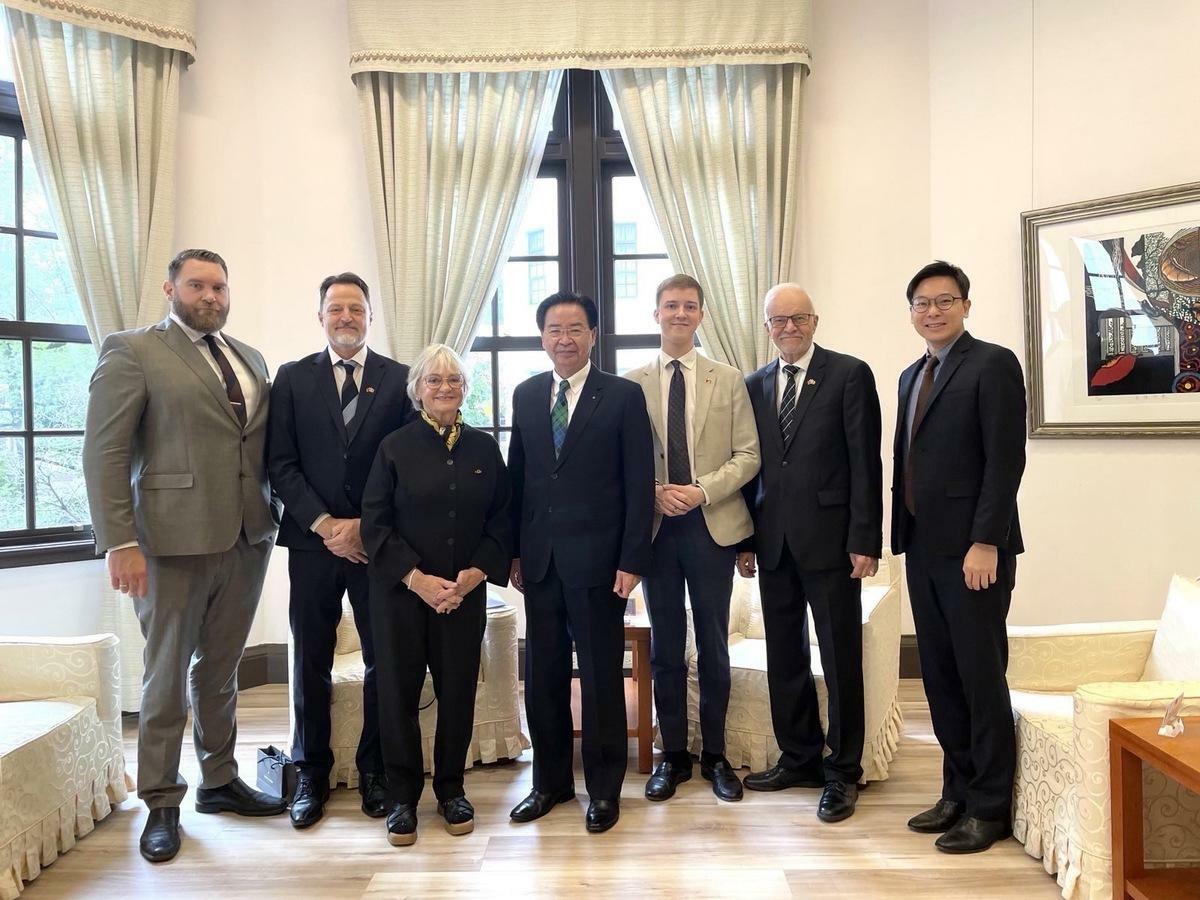 國安會秘書長吳釗燮會見丹麥國會議員訪問團，副秘書長林飛帆陪同。 圖：國安會提供