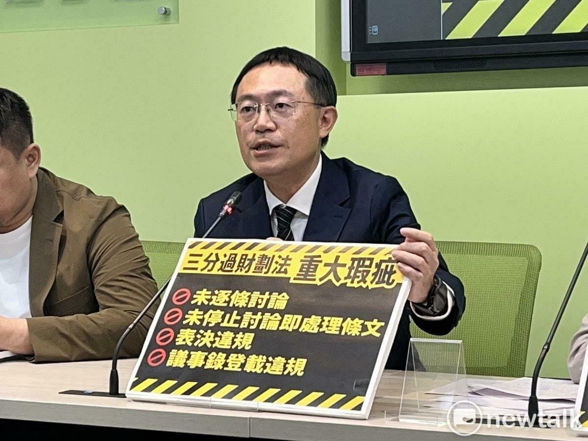 民進黨立委李坤城說，接到民眾反映遭冒名連署，他今（18）天在民進黨「挺公民護民主」律師團陪同下，赴新北地檢署提告。 圖：金大鈞/攝（資料照）
