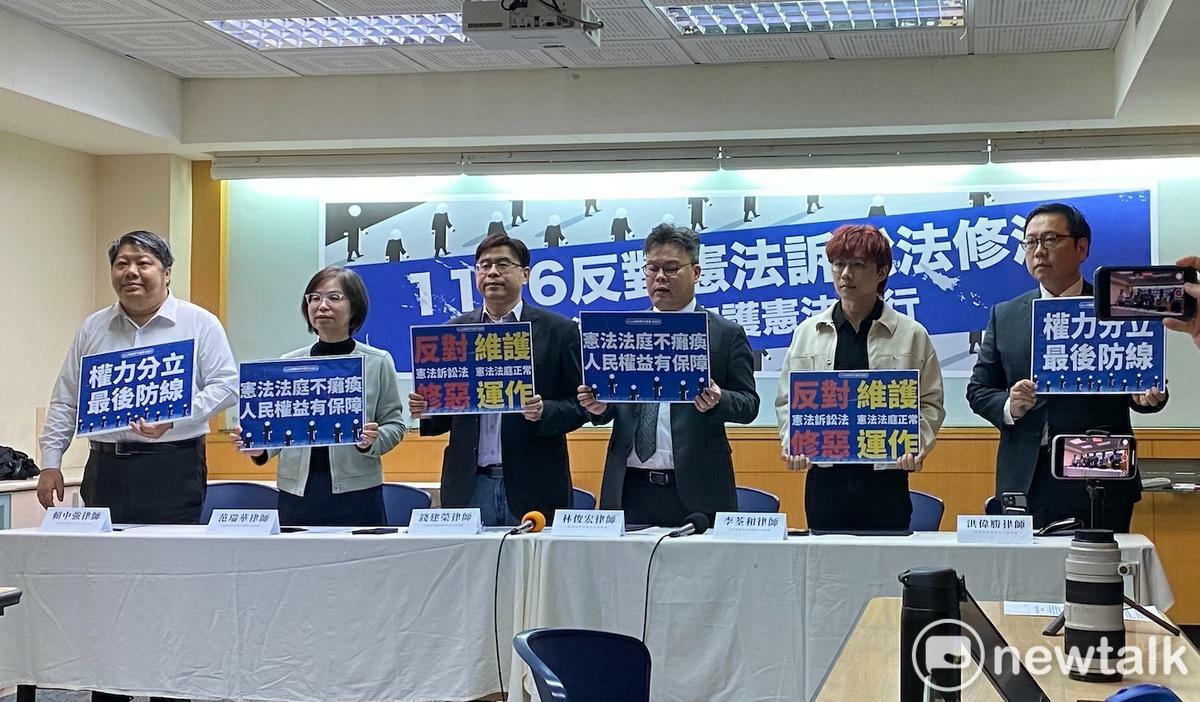 對於翁曉玲等人提出憲法訴訟法，將提高判決門檻，多位律師呼籲11/16上街抗議。 圖：林朝億/攝