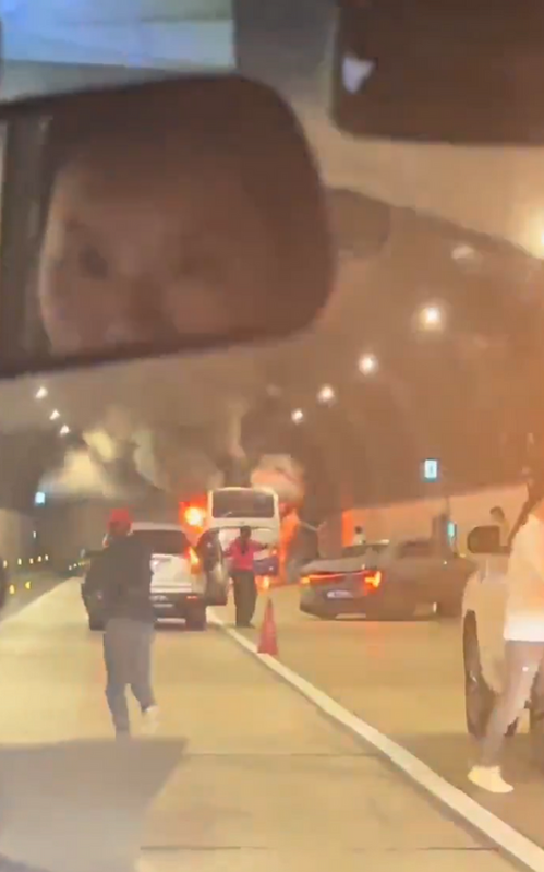 有乘客在公車開到安徽黃山塔嶺隧道時，點燃身上攜帶的易燃液體自焚。 圖：翻攝自中華人礦共和國 X 帳號