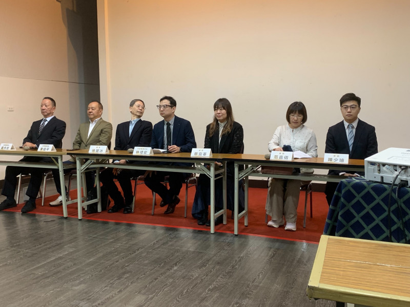 林禮宏（左4)控告韓家宸將五家鼎泰豐變山寨「劉家宴」。 圖：北京恒泰豐／提供