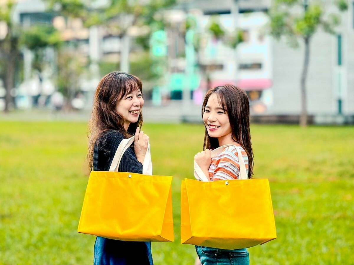 「黃色小鴨」氣膜帆布透過回收再生，縫製成高機能且防水的「小鴨帆布包」， 圖：高雄市觀光局提供
