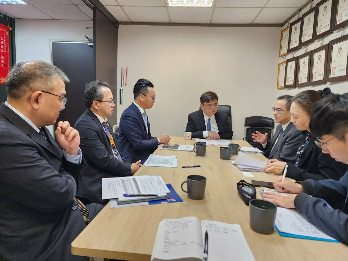 賴瑞隆(中)邀請邀集民航主管單位及業者協商高雄新航線。 圖：賴瑞隆服務處提供