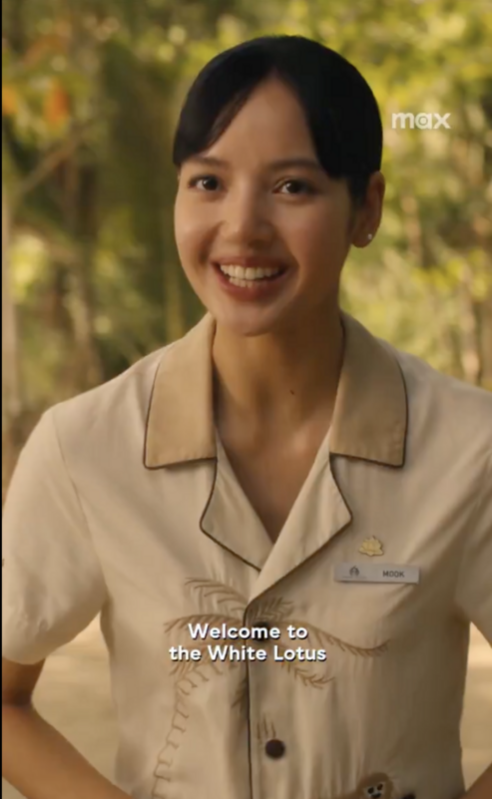 畫面中Lisa扮演一名泰國的酒店服務人員，造型引紛絲吐槽。 圖：攝自X/Max