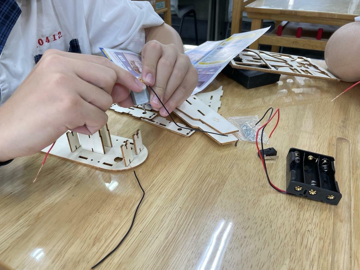 正興國中學生自行組裝紙飛機發射器具。  圖：高雄市教育局提供