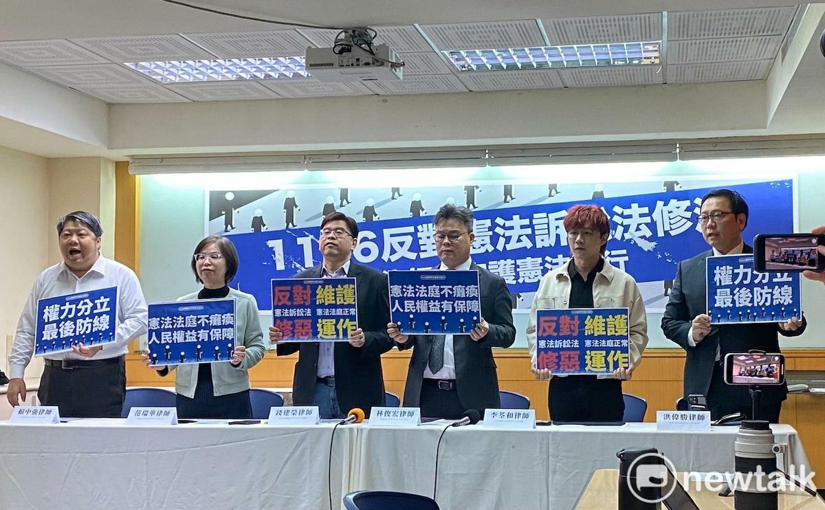律師界呼籲11/16穿法袍上街抗議憲法訴訟法惡修。 圖：林朝億/攝