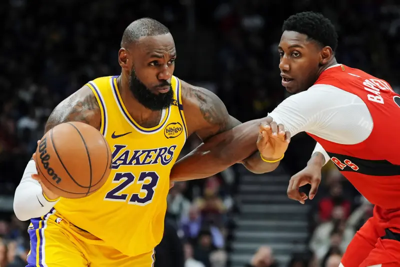 ▲洛杉磯湖人主將「詹皇」LeBron James在比賽中用球狠砸向多倫多暴龍24歲小將Ochai Agbaji的頭部，引起網友熱議。（圖／美聯社／達志影像）