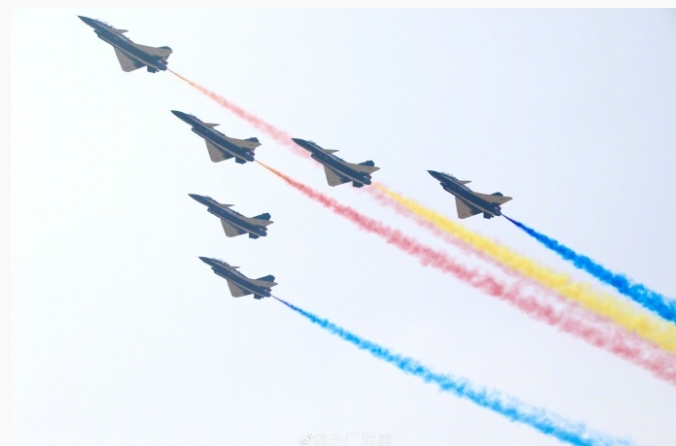 中國戰機在珠海航展中飛翔噴彩煙。 圖 : 翻攝自騰訊網