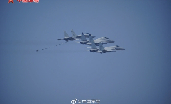 中國空軍殲-35A、殲-20 和由一架殲-15D 與兩架殲-15T 組成的海軍殲-15系列艦載機編隊在珠海航展依次亮相，場面相當壯觀。 圖 : 翻攝自中國軍網