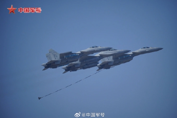 中國空軍殲-35A、殲-20 和由一架殲-15D 與兩架殲-15T 組成的海軍殲-15系列艦載機編隊在珠海航展依次亮相，場面相當壯觀。 圖 : 翻攝自中國軍網