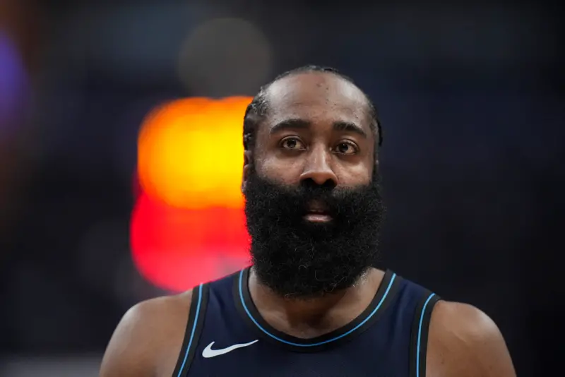 ▲主將「可愛」Kawhi Leonard持續缺陣，「大鬍子」James Harden一人帶隊，不僅戰績不理想，也拖垮他的個人數據，場均5.2次失誤為全聯盟最多。（圖／美聯社／達志影像）