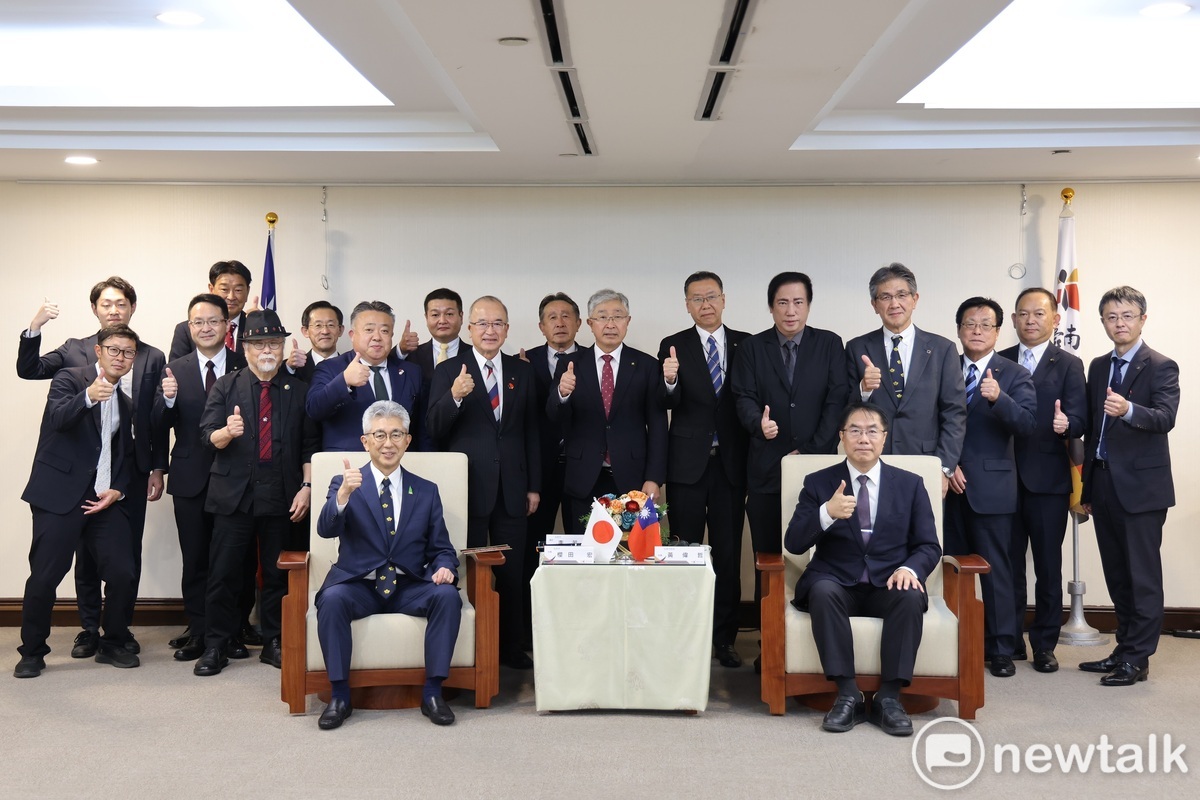 日本蘋果最為盛名的產地─青森縣弘前市為台南市的友誼市，弘前市的櫻田宏市長、弘前市議會尾崎壽一議長一行共20人近日來台行銷弘前蘋果，並於今日來市府拜訪，台南市長黃偉哲市長熱情相迎，並邀請櫻田市長及尾崎議長參與市政會議向市府各局處首長以及收看直播的市民朋友致意。 圖：台南市政府提供