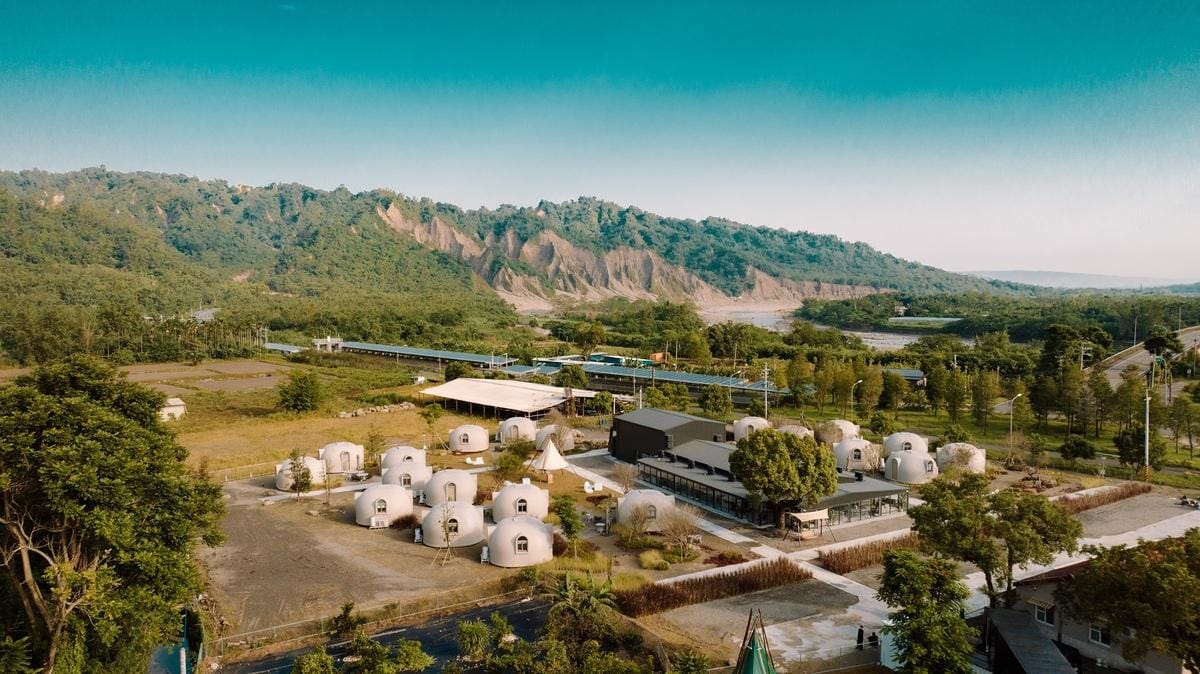 《波希謐境BOHOLAND》空間設計由山下植美景觀設計團隊操刀，仿造歐美峽谷、曠野旱景生態環境，將園藝造景與自然環境融合。 圖：波希謐境/提供
