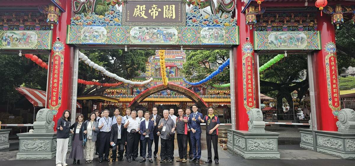 菊池市代表團至關帝廳，在主委許木樹及建醮主委王健源的親自導覽下，深入認識東區的民俗信仰，並參與每十二年一科的建醮大典。 圖：黃博郎／攝