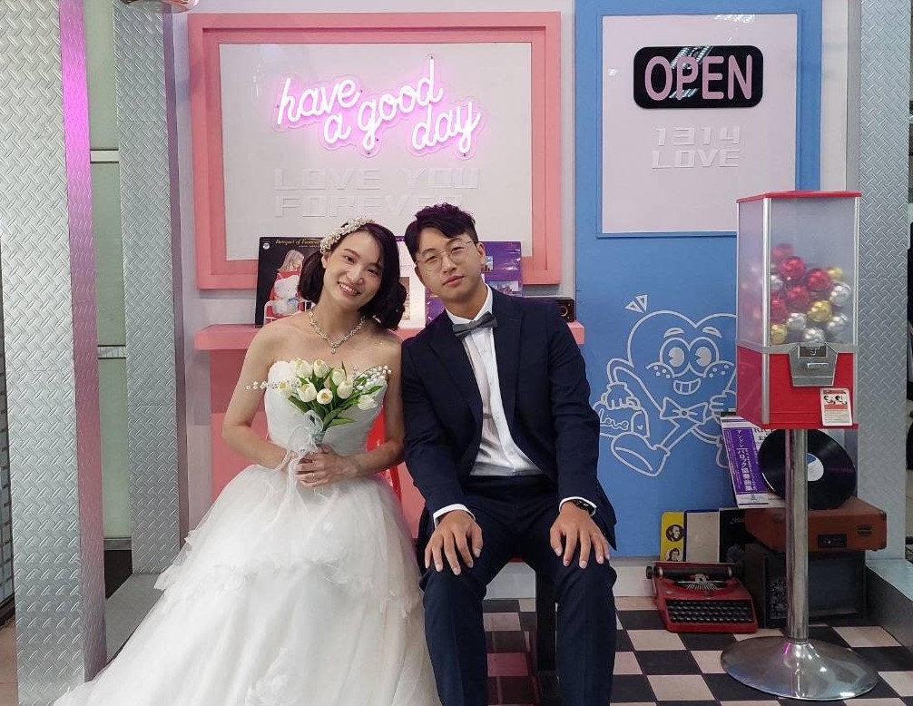 新人在戶政所登記結婚並留下甜蜜合影。 圖：高雄市民政局提供