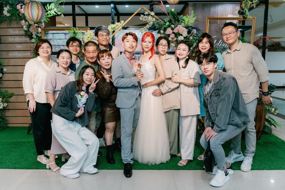 新人在親朋好友簇擁下完成結婚登記。 圖：高雄市民政局提供
