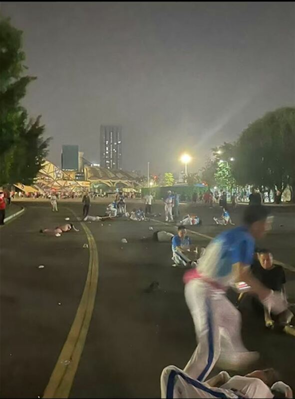 62歲樊姓男子駕駛越野車衝入香州區體育中心運動、散步的人群，導致35人死亡、43人受傷。 圖 : 翻攝微博