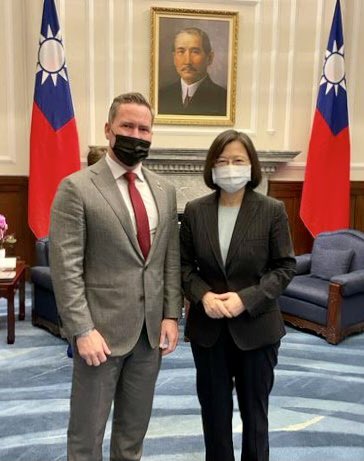 沃爾茲曾在2022年隨美國國會訪問團訪問台灣，與時任總統蔡英文見面。 圖：取自@michaelgwaltz Ｘ