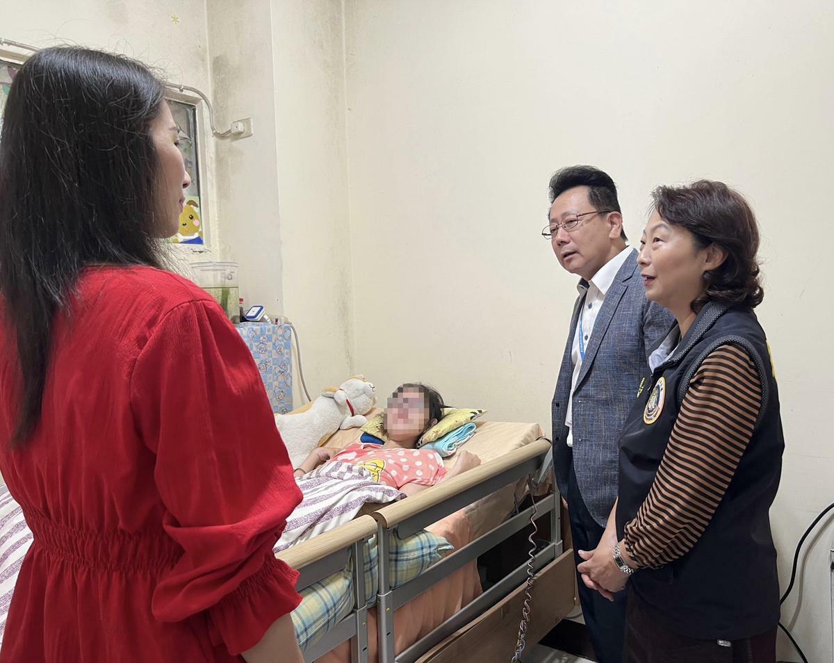 移民署北區事務大隊臺北市服務站蘇慧雯主任(右一)與財團法人台灣賽珍珠社會福利基金會陳杰昇執行長(右二)ㄧ同關懷罕病新住民二代駱小妹。 圖：移民署提供