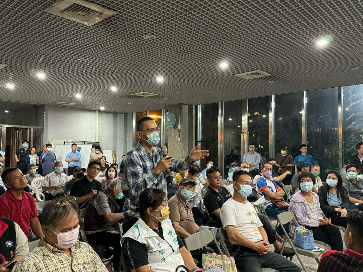 出席說明會民眾發言提問。 圖：高雄市捷運局提供