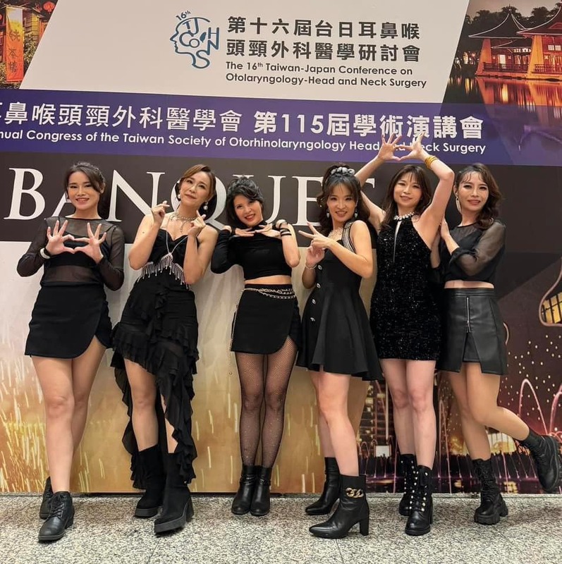 重症醫陳志金指出，王鴻薇除了該對在場女醫道歉外，也應對陳時中道歉。他也貼出一張整形外科醫師黃馨慧提供的多名專科女醫師的照片，以「香肩女醫團支援」表達對女醫師們的支持 圖：翻攝自icu醫生陳志金
