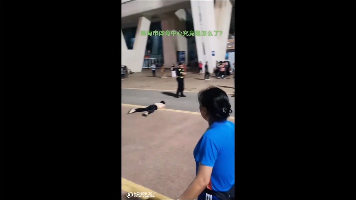 廣東省珠海市香洲區的體育中心 11 日晚間爆發一起汽車衝撞民眾的「獻忠事件」，死傷人數近 80 人。中國國家主席習近平也罕見動怒，要求嚴懲兇手。 圖：擷取自 @whyyoutouzhele X 分享影片