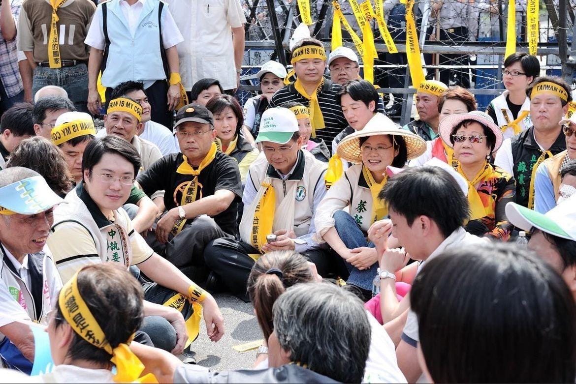 民進黨秘書長林右昌在社群PO出老照片，包含總統賴清德、前總統蔡英文、前行政院長游錫堃、蘇貞昌等人當年的「青澀」模樣都曝光。 圖：翻攝自林右昌Threads