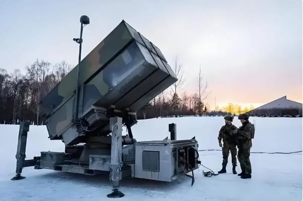 美國近期宣布拜登政府任內第 17 次對台軍售，其中 3 套 NASAMS 系統引起許多軍事愛好者的關注。圖為挪威部署的 NASAMS 防空系統。 圖：翻攝自 矚望雲霄