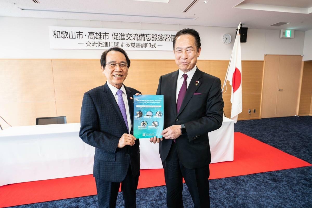 林欽榮(左) 、尾花正啓(右)相見歡。 圖：高雄市政府提供