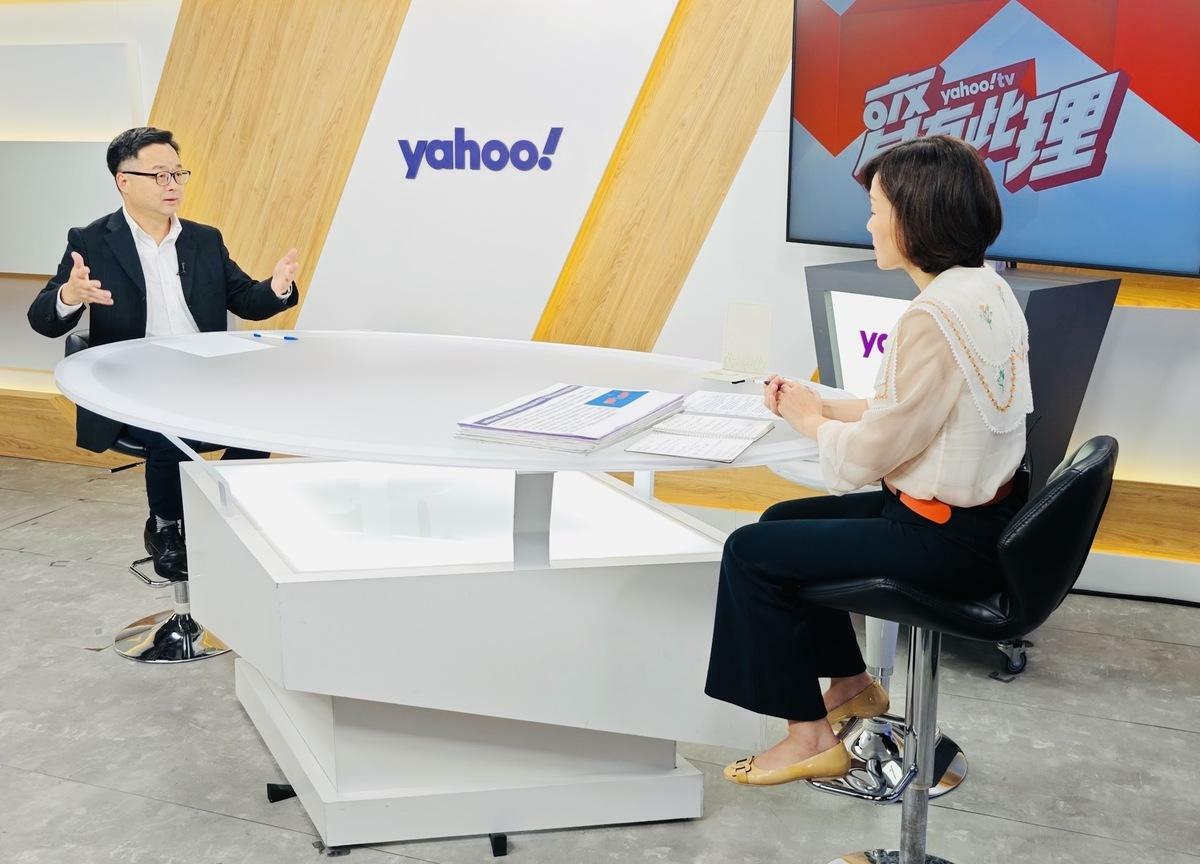 海基會秘書長羅文嘉今(13)日接受Yahoo TV「齊有此理」節目主持人王時齊專訪。 圖：海基會提供