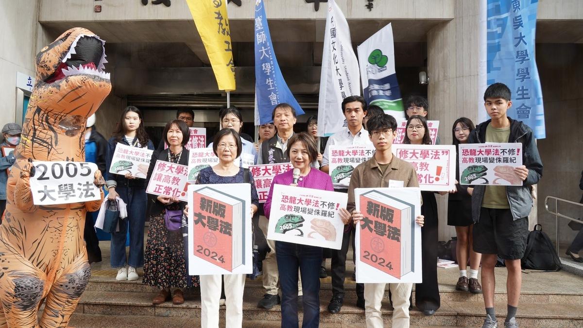 民進黨立委范雲偕民團開記者會喊修大學法，要教育部拿出對策終結「高教亂象」。 圖：立法委員范雲辦公室提供