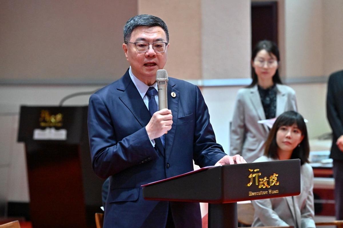 行政院長卓榮泰今（13）天在行政院秘書長龔明鑫、行政院發言人李慧芝、僑委會副委員長阮昭雄等人的陪同下，接見「全美台灣同鄉會2024返台參訪團」。 圖： 行政院提供