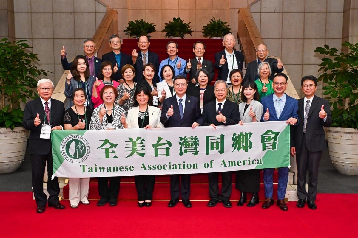 行政院長卓榮泰和「全美台灣同鄉會2024返台參訪團」合影。 圖： 行政院提供