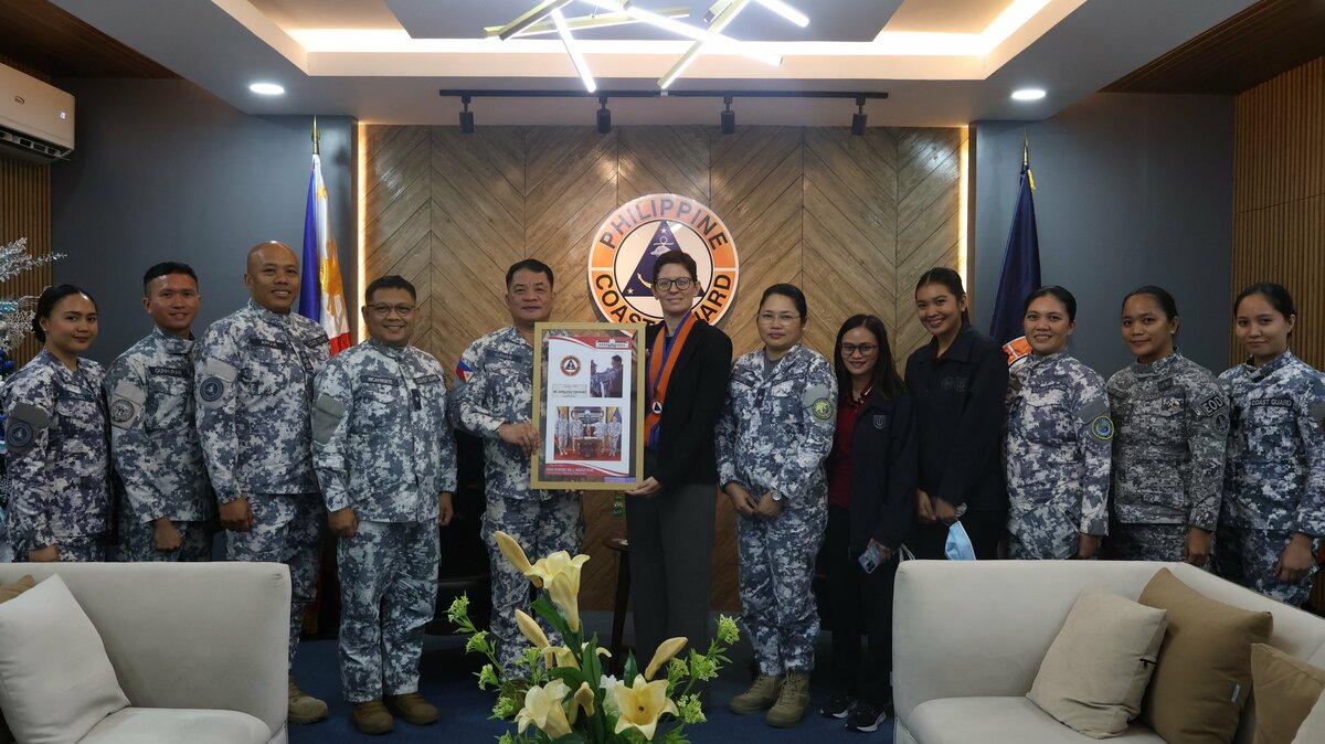 菲律賓海岸警衛隊指揮官加萬（中左）將從法國獲得40艘新型艦艇 圖：翻攝自菲律賓海岸警衛隊Ｘ