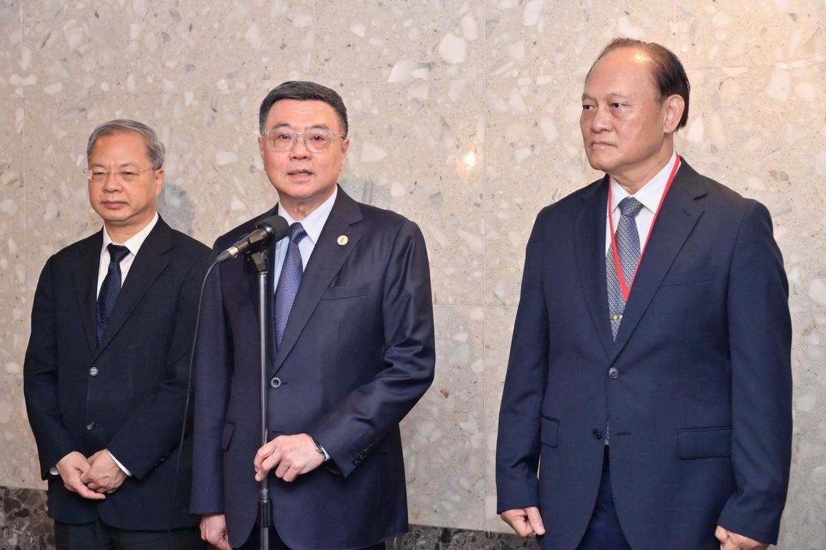 行政院長卓榮泰今（13）天下午出席113年行政院模範公務人員頒獎典禮前受訪。 圖：行政院提供