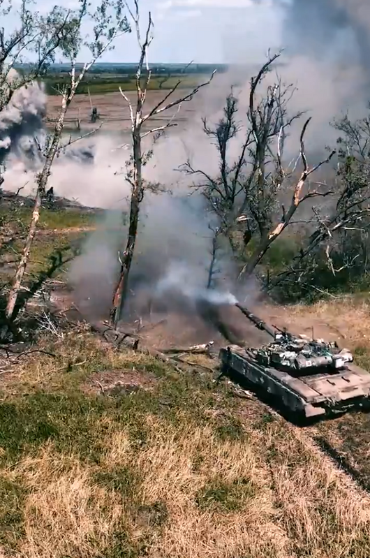 烏軍坦克在戰場殲滅俄軍。 圖：翻攝自 Defense of UkraineＸ 帳號